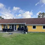 Large With Pool And Sauna Semesterbostad